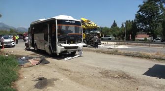 Antalya’da yolcu indirmek için duran midibüse tır arkadan çarptı: 11 yaralı