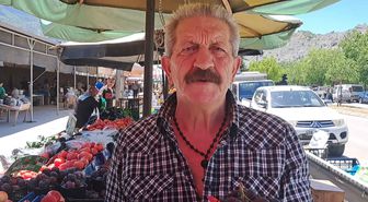 Ardanuç'ta pazarda alışveriş yapan emekli: 'Artık yemeğe soğan bile katamıyoruz'