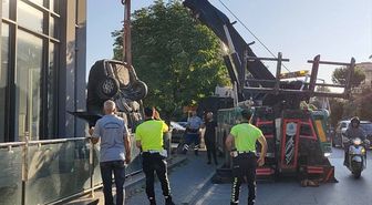 Bakırköy'de çarpışan otomobillerden birinin apartman boşluğuna düştüğü kazada 2 kişi yaralandı
