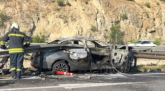Bilecik'te bariyerlere çarparak alev alan otomobildeki 3 kişi yaralandı
