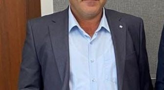 Devrilen traktörün altında kalan muhtar, hastanede öldü