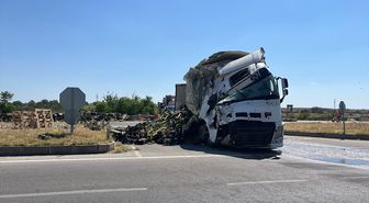 Edirne'de tırın devrilmesi sonucu yol ulaşıma kapandı
