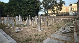 Fatih'teki tarihi hazirede 7 mezar taşı tahrip edildi