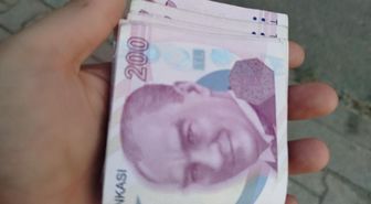 Gençler yolda buldukları parayı polise teslim etti