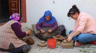 Gümüşhane’de 70 yaşındaki çömlek ustalarının emeği seramik sanatına ilham oldu