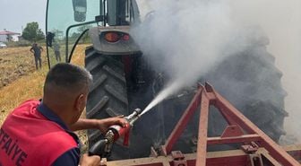 Iğdır’da tarlasını sürerken traktörü yandı