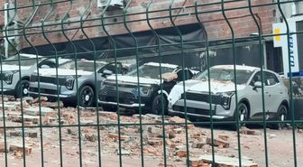 Kağıthane’de otoparka duvar çöktü: 12 sıfır araçta milyonlarca liralık hasar oluştu