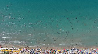 Kuşadası'nda sıcak hava nedeniyle sahillerde yoğunluk oluştu