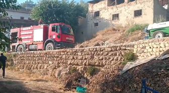 Malatya'da bahçe yangını yerleşim yerine sıçradı; 2 ahır, 1 ev zarar gördü
