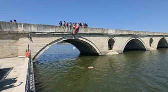 Meriç Nehri’ne bırakılan çiçeklerle Porajmos kurbanları anıldı