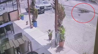 Otomobille çarpışan motosikletlinin havada takla attığı anlar kamerada