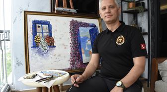 Polis memuru, mesai sonrası resim tutkusuyla tuval başına geçiyor