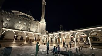 Şanlıurfa'da kavurucu sıcaklar Balıklıgöl'e gece ziyaretlerini artırdı