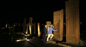Selçuklu Meydan Mezarlığı'ndaki asırlık taşlar akşam da ziyaretçi çekiyor