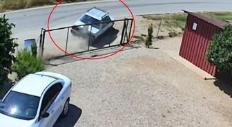 Otomobilin takla attığı anlar kamerada: Aynı aileden 2 kişi yaralandı, 3 çocuk kurtuldu