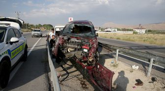 Van'da refüjdeki bariyere çarpan otomobildeki 4 kişi yaralandı