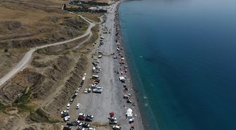 Van Gölü sahillerinde hafta sonu yoğunluğu yaşanıyor