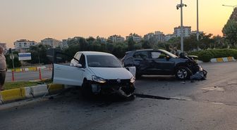 Aydın'da İki Otomobil Çarpıştı: 1 Yaralı