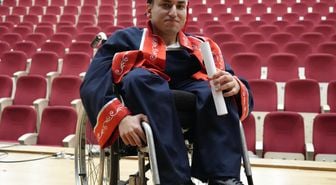 Engelli genç, babasının desteğiyle edebiyat fakültesini bitirdi