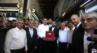 Bakan Kurum'a Kahramanmaraş'ta yeniden ihya edilen Kapalı Çarşı'nın sembolik anahtarı verildi