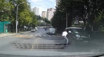 Duyarlı sürücü kayan otomobili durdurdu