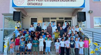 Bahçelievler Mahallesi Muhtarı Yasemin Kozan'dan Öğrencilere İkram