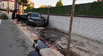 Çorlu'da Kontrolden Çıkan Otomobil Duvara Çarptı: 1 Hafif Yaralı