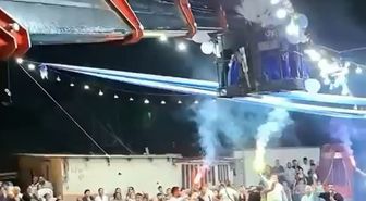 Gelin ile damat sahneye vinçle indi
