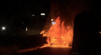 Konya'da seyir halindeyken yanan otomobil kullanılamaz hale geldi