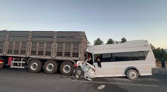 Malatya'da Tarım İşçilerini Taşıyan Minibüs TIR'a Çarptı: 18 Yaralı