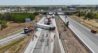 Meyve Tırı Devrildi Otoyol Trafiğe Kapandı