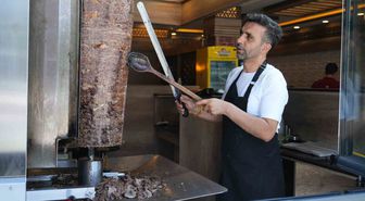 Muş'ta Döner Ustaları 60 Derece Sıcaklıkla Mücadele Ediyor