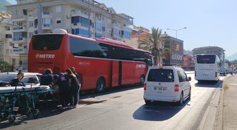 Alanya'da otomobil otobüse çarptı: 1 yaralı