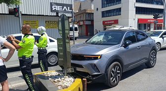 Manavgat'ta Refüje Çarpan Otomobilin Sürücüsü Yaralandı