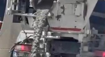 Sultangazi'de beton mikseri yola beton döktü, trafikten men edildi