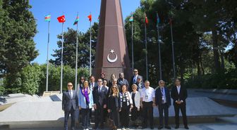 Türk Heyeti Bakü'de Şehitleri Andı