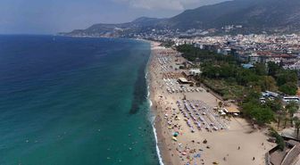 Alanya'da sıcak hava turistleri sahile akın ettirdi