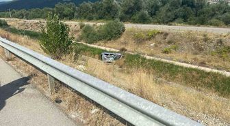 Tokat'ta otomobil kanala yuvarlandı: 2 yaralı