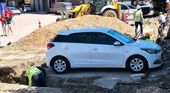UEDAŞ'tan Araç Sahibine İlginç Çözüm: Otonun Etrafını U Şeklinde Kazdılar