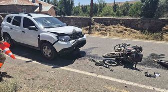 Bingöl'de Motosiklet ile Otomobil Çarpıştı: 3 Yaralı