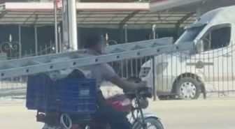 Osmaniye'de Esnaftan İlginç Taşıma Yöntemi: Boynunda Merdivenle Motosiklet Kullandı