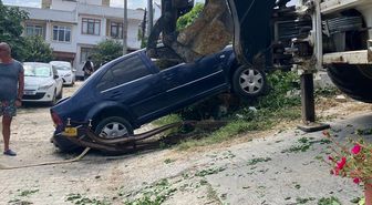 Keşan'da Elektrik Direğine Çarpan Otomobilde Hasar