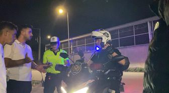 Ehliyetsiz sürücü alkolmetreyi üflememek için polisi oyaladı, 1.5 promil alkollü çıktı