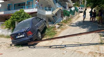 Keşan'da Kontrolden Çıkan Otomobil Önce Direğe Sonra Balkona Çarptı