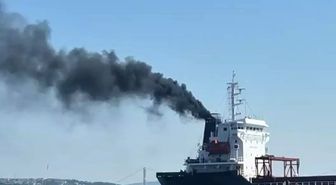 Sarayburnu'nda Gemi Bacasından Duman