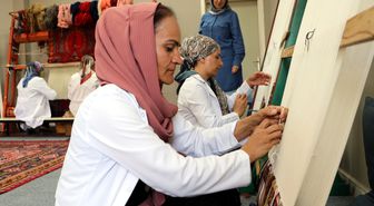 Van'da 'İlmek İlmek Anadolu' ile geleneksel dokumacılık yeniden canlanıyor