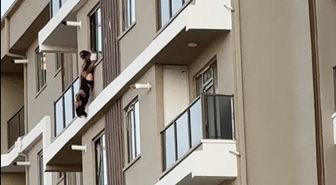 Aksaray'da Camdan Atlamak İsteyen Kadın Son Anda Kurtarıldı