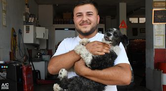 Adana'da Esnaf Boğulmak Üzere Olan Köpeği Kurtardı