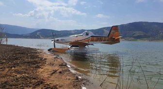 Beydağ'da yangın uçağı baraja iniş yaptı: Pilot hafif yaralı