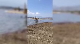 İzmir'de Yangın Söndürme Uçağı Gölete İndikten Sonra Kalkamadı